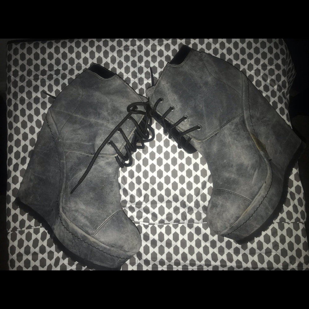 Stylish tie up wedge